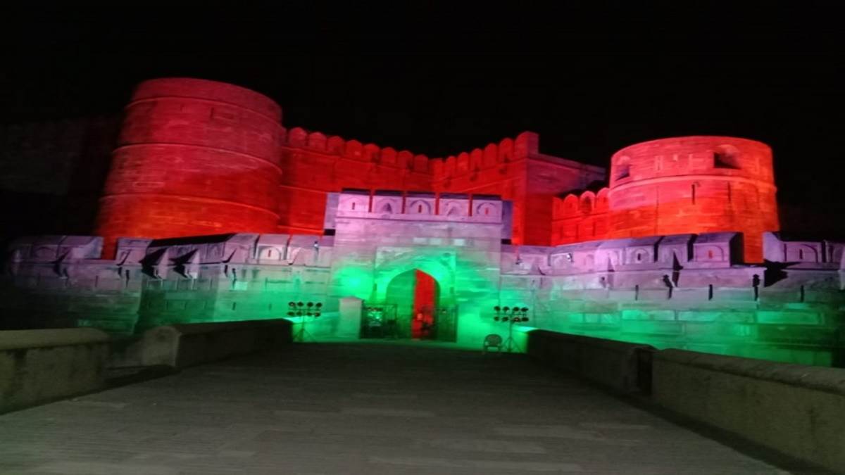 will be able to enjoy 'Light and Sound Show' at Agra Fort