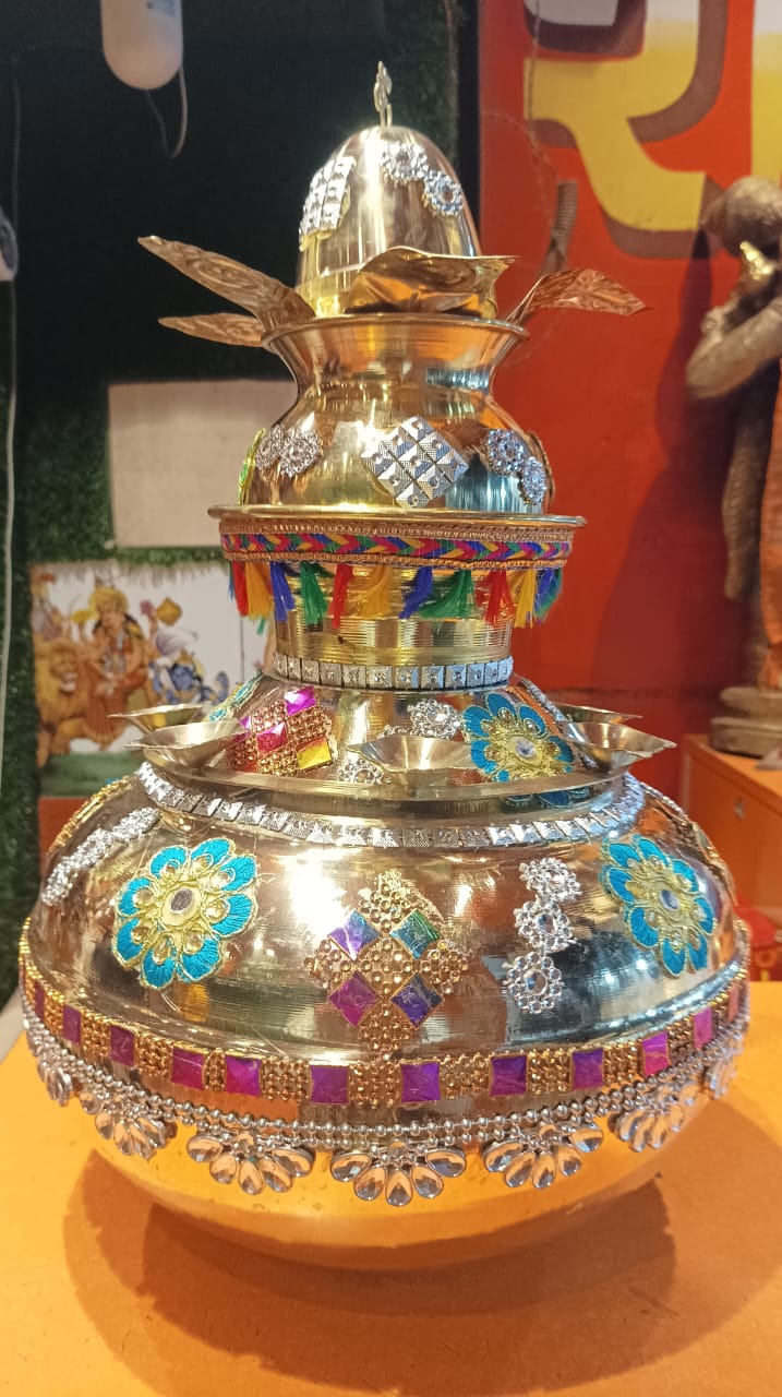 प्रधानमंत्री मोदी ने संगम नोज में कुम्भ कलश का किया कुम्भाभिषेक 